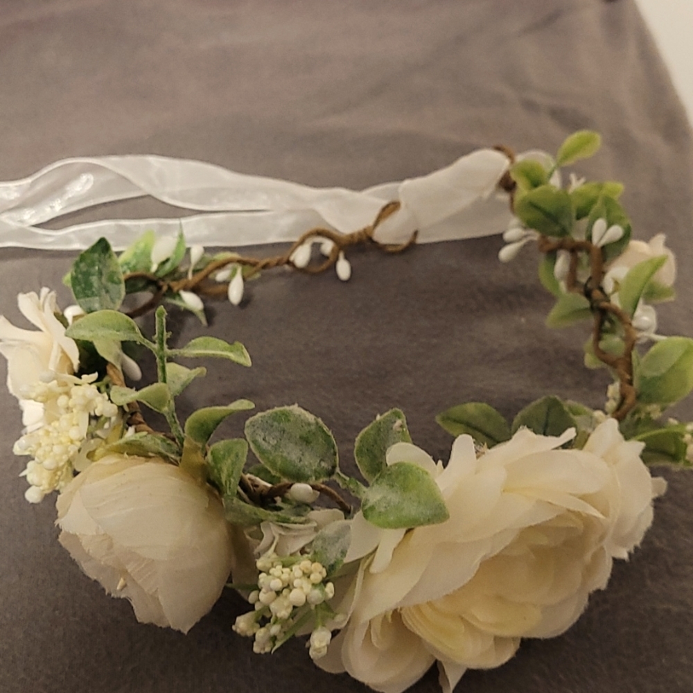 Flower girl - White hair piece **unique**
